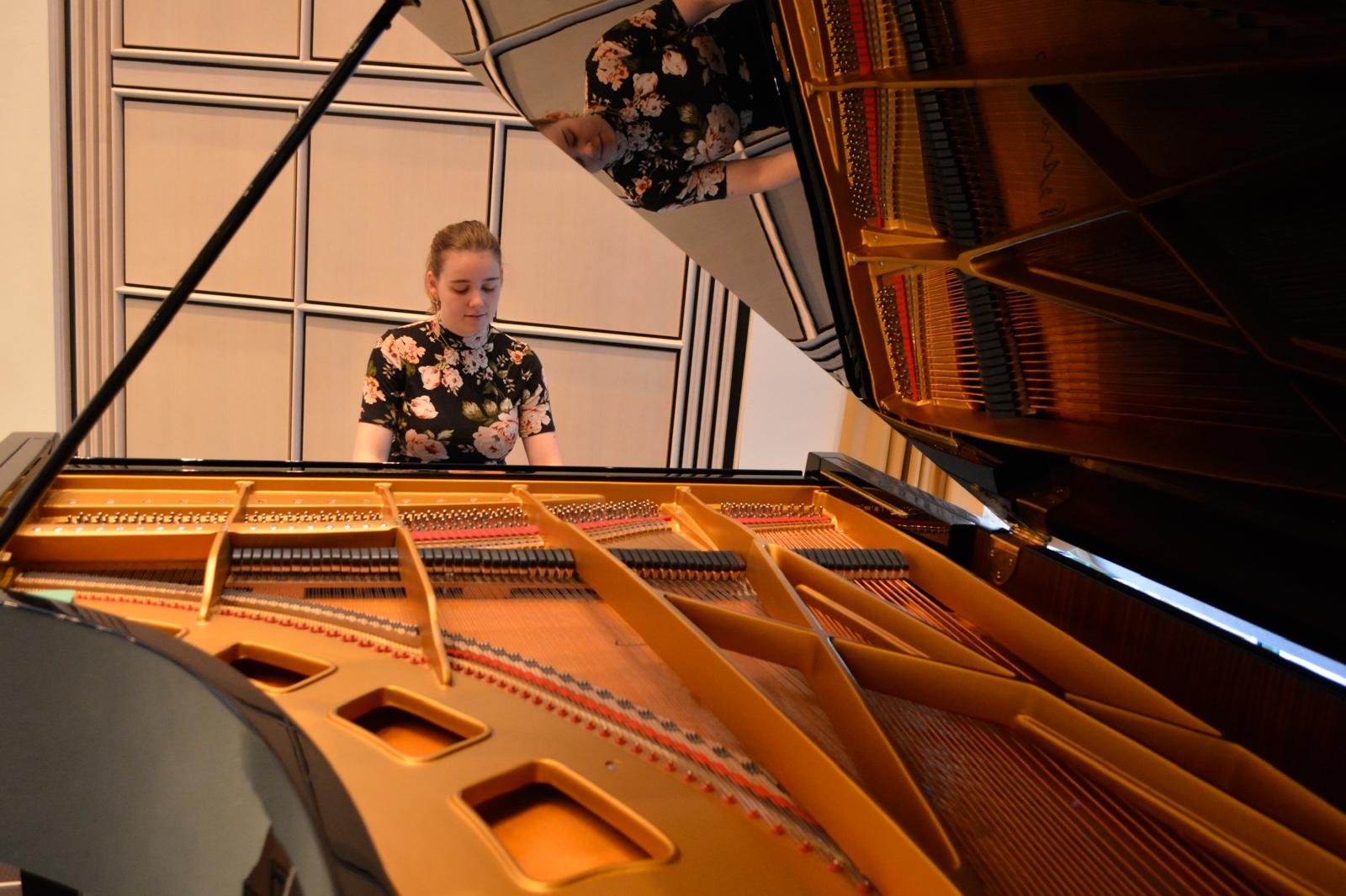 Celina beim Klavierspielen